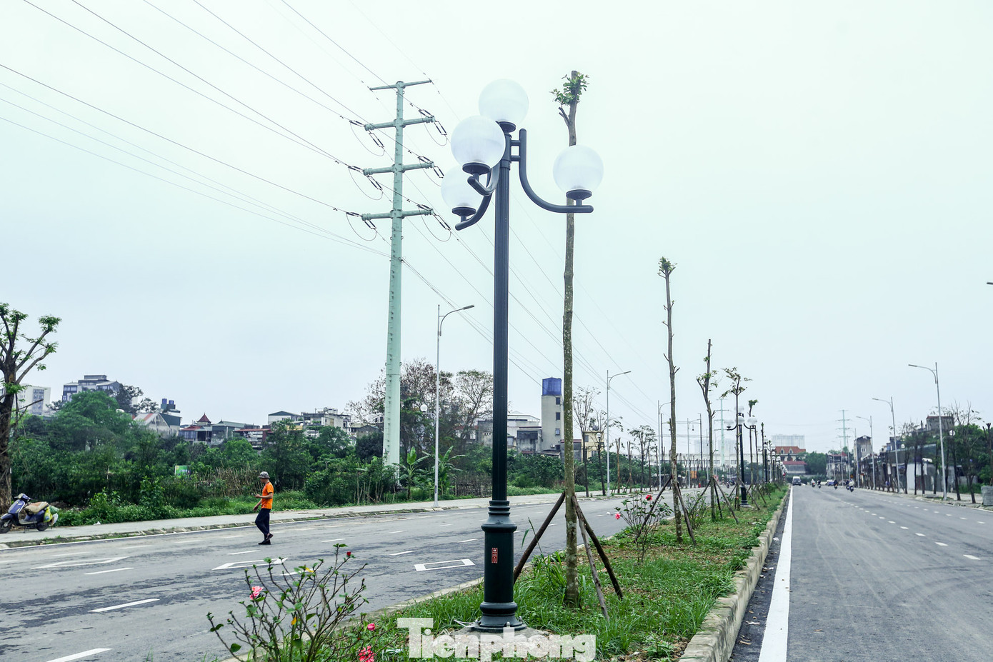 Theo kế hoạch, dự án được xây dựng trong thời gian 2018 - 2020, tuy nhiên đến nay vẫn còn dang dở. Ghi nhận của PV, đoạn từ THCS Nam Từ Liêm đến Cụm công nghiệp vừa và nhỏ (quận Nam Từ Liêm) đã hoàn thành và đưa vào sử dụng. Đá vỉa hè được lát mới, cây được trồng mới, dàn đèn đều được chỉnh trang.