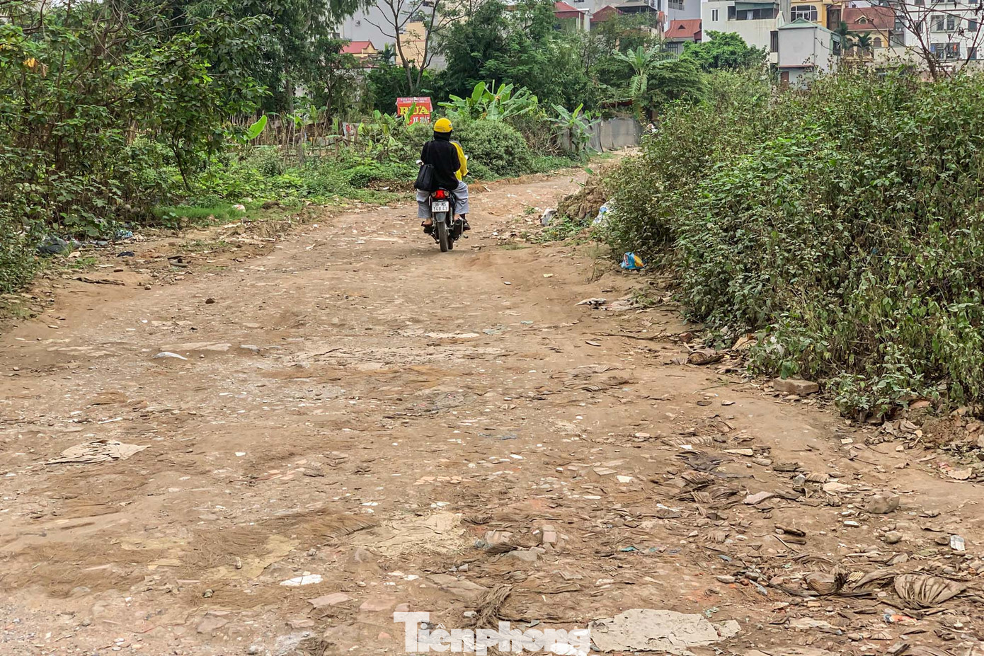 Khu vực nơi tuyến đường nối KĐT Xuân Phương - Quốc lộ 32 đi qua. Hiện trạng còn nhiều nhà, đường đất gồ ghề và nhỏ.