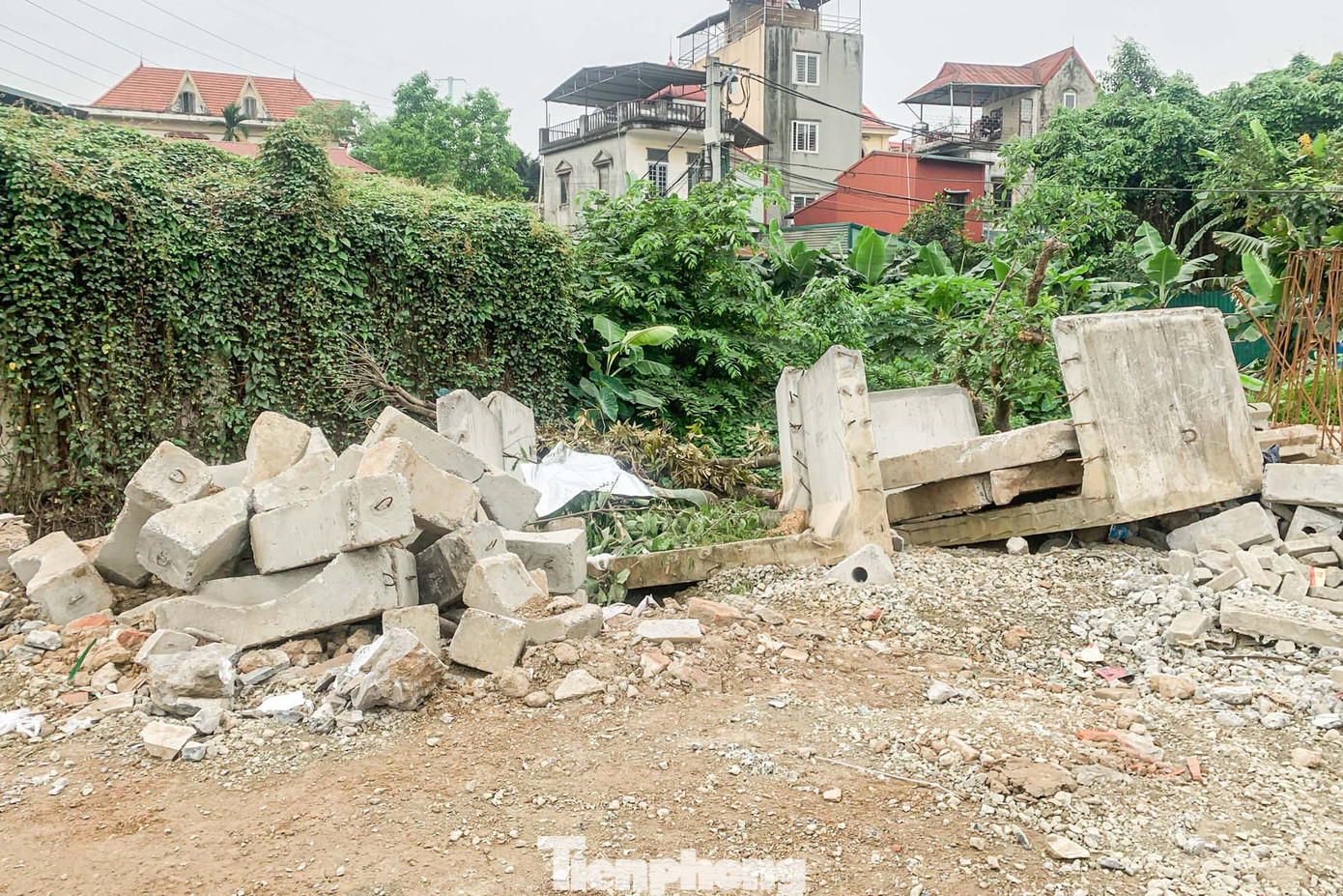 Vật liệu, phế liệu tập kết ngổn ngang ở cuối đường.