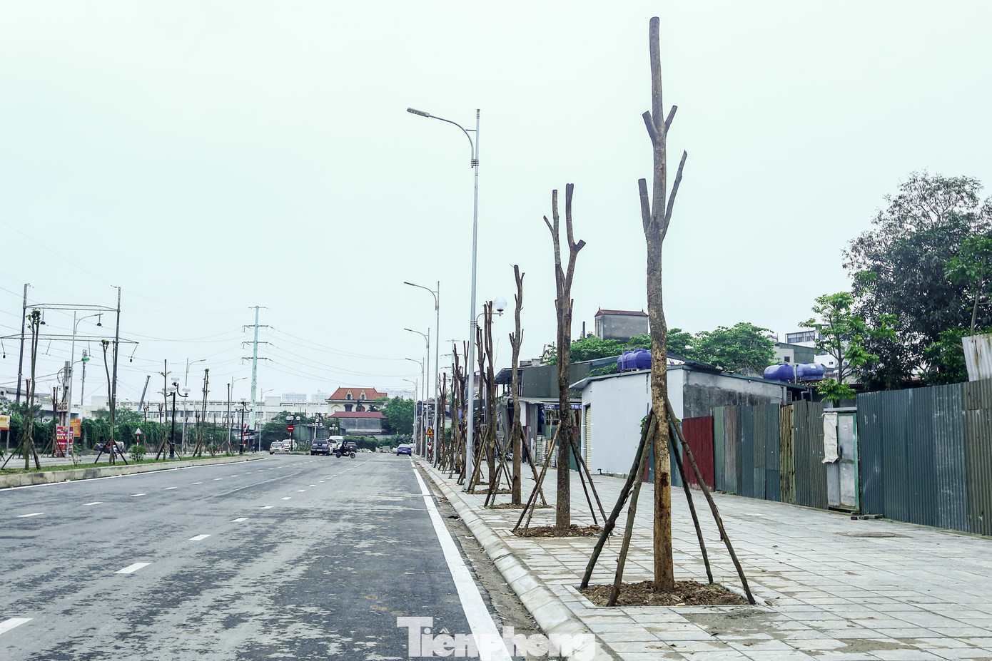 Theo kế hoạch, dự án được xây dựng trong thời gian 2018 - 2020, tuy nhiên đến nay vẫn còn dang dở. Ghi nhận của PV, đoạn từ THCS Nam Từ Liêm đến Cụm công nghiệp vừa và nhỏ (quận Nam Từ Liêm) đã hoàn thành và đưa vào sử dụng. Đá vỉa hè được lát mới, cây được trồng mới, dàn đèn đều được chỉnh trang.