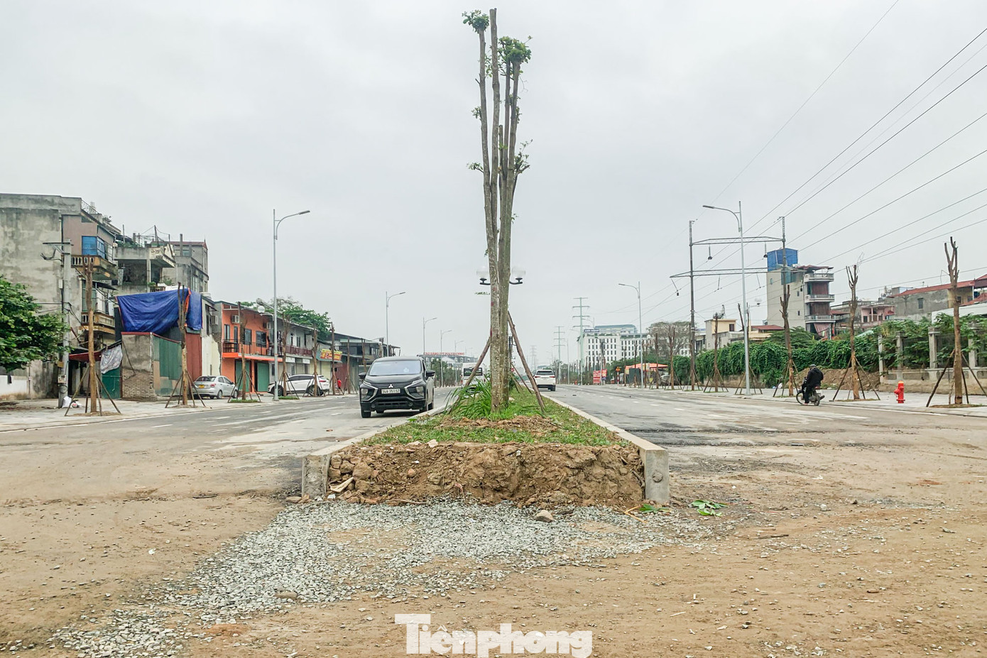 &quot;Tôi rất mong tuyến đường này có thể sớm hoàn thành, giúp nhiều người tiết kiệm thời gian đi từ Đại lộ Thăng Long về đường 32 cũng như giảm ách tắc giao thông cửa ngõ Thủ đô&quot;, anh Ngọc (30 tuổi, Bắc Từ Liêm, Hà Nội) chia sẻ.