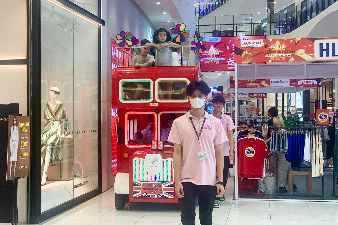 Ô tô điện đi xung quanh TTTM hút khách nhí.