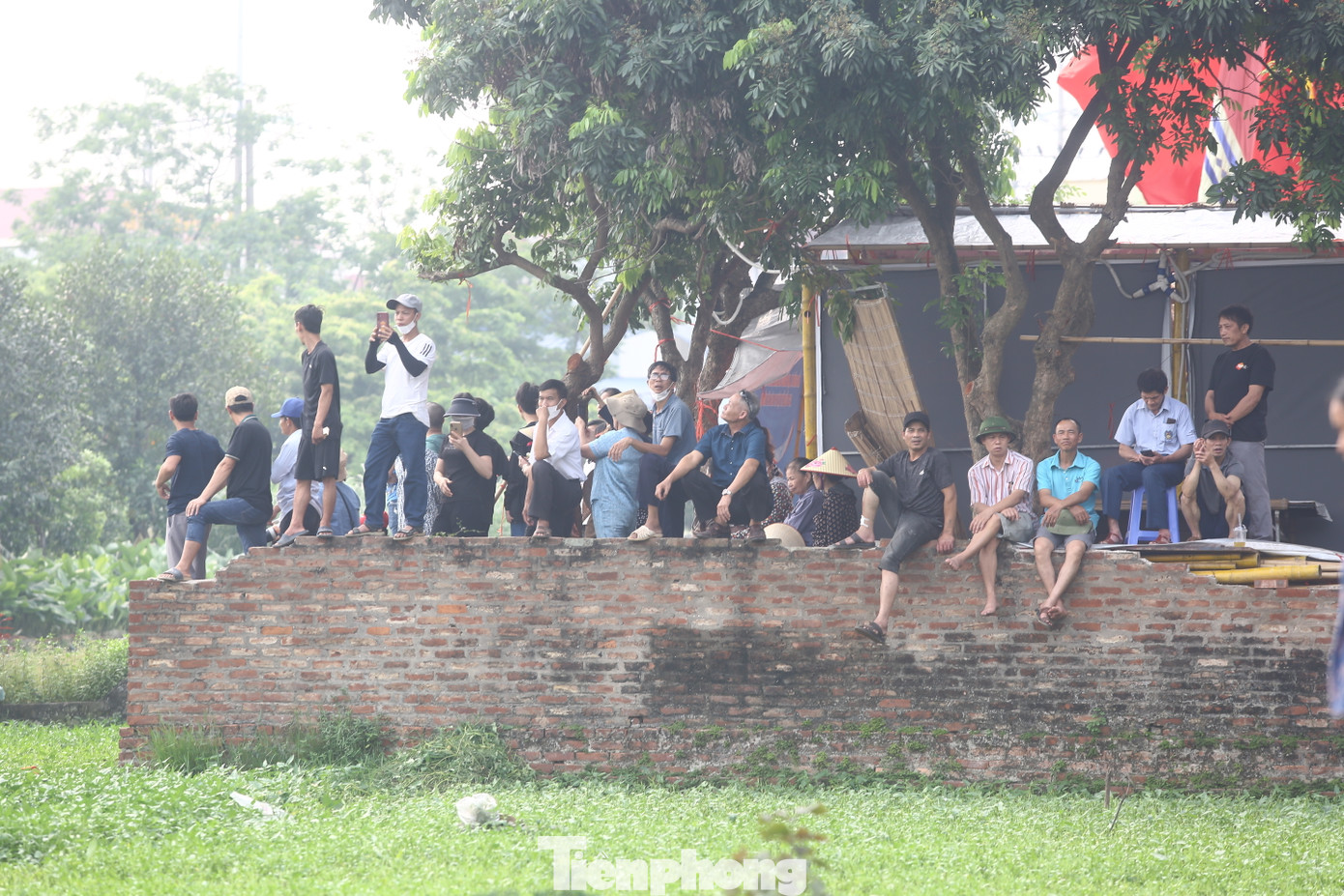 Người dân và du khách “đội nắng” để đến xem và cổ vũ cho các chủ diều dự thi.