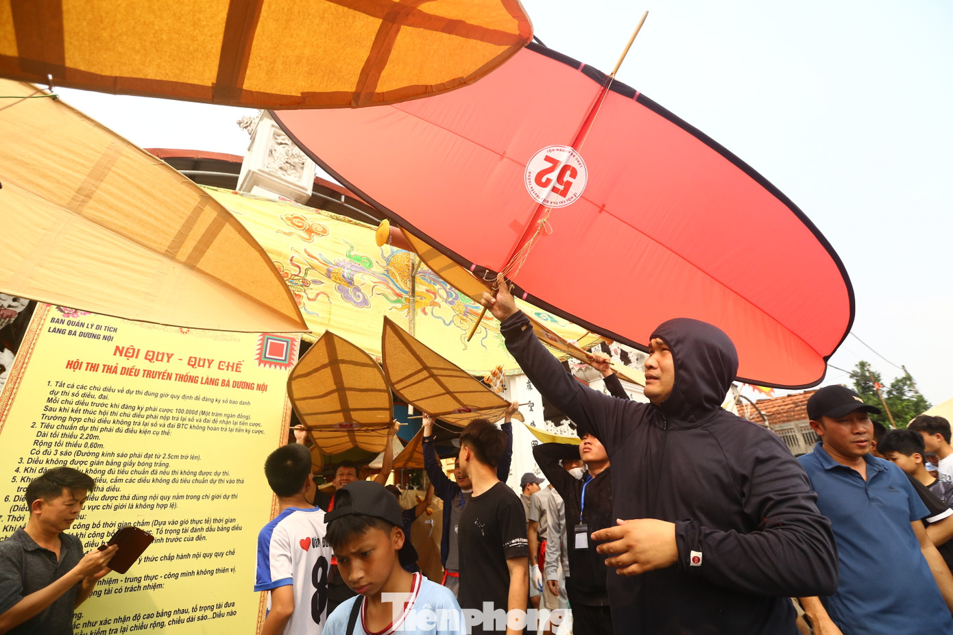 Ai cũng hớn hở đi trước để chọn chỗ vị trí đẹp, không bị vướng các thí sinh khác.