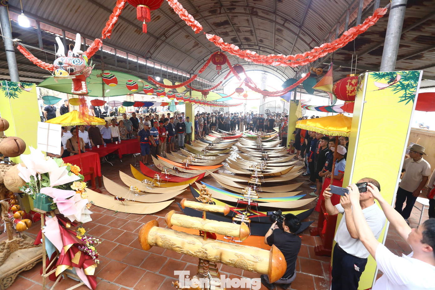 Sau khi đăng ký, diều được trình tại sân miếu tiến hành khai mạc lễ hội.