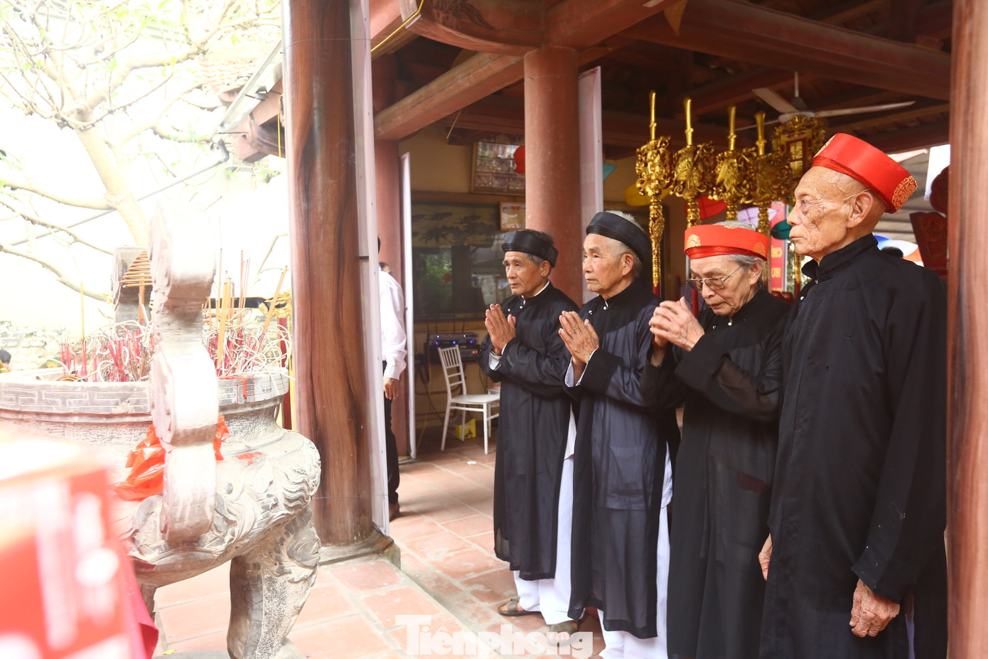 Các cụ cao niên hành lễ tại miếu trước khi tranh tài.