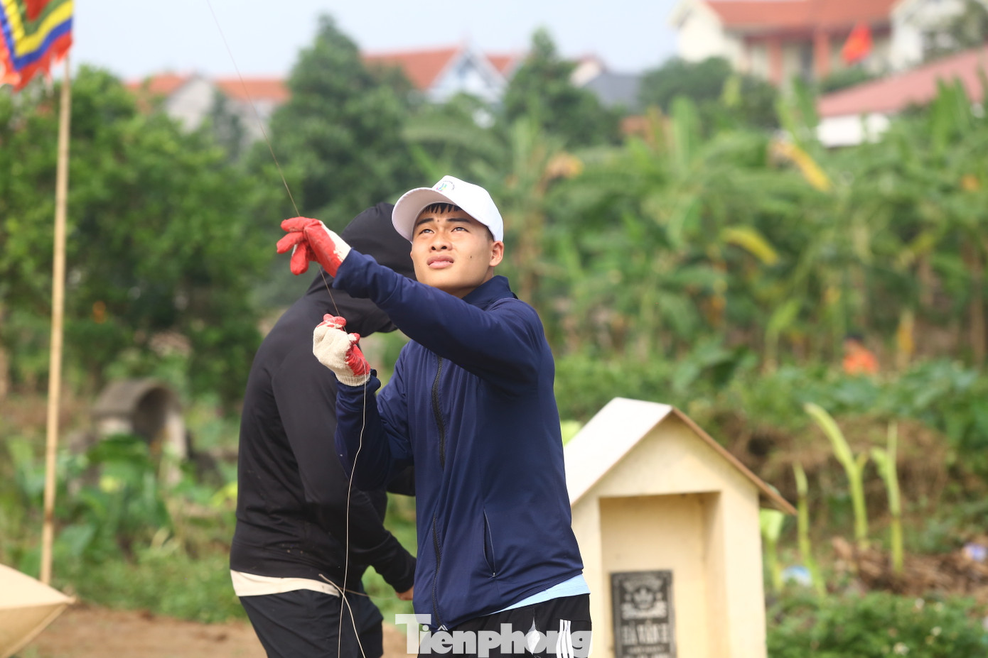 Diều càng lên cao, lực kéo của dây rất mạnh, nhiều thí sinh phải dùng găng tay để tránh chấn thương, xước tay.