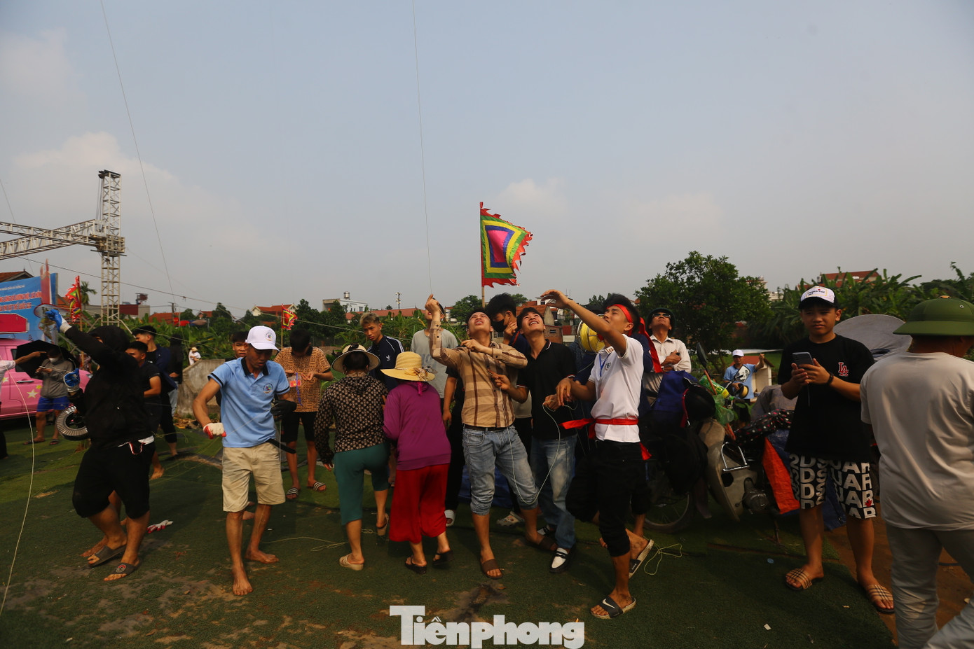 Các thí sinh dùng các "tuyệt chiêu" để có thể đưa diều lên cao nhất, và giữ yên cho diều tại một vị trí.