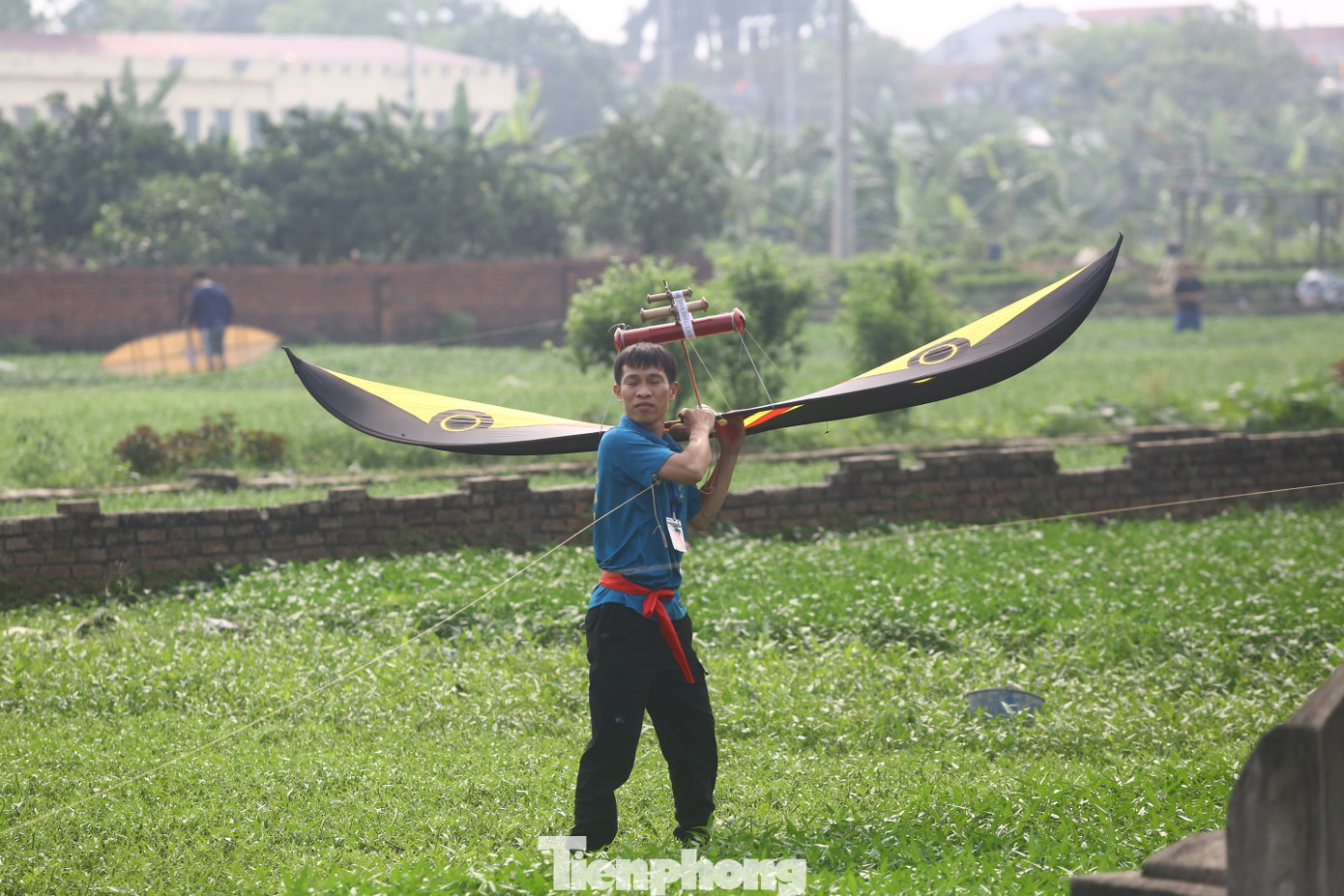 Để diều có thể được bay cao nhất, người dự thi phải lội ruộng, đi ra thật xa để có thể cho diều cất cánh được cao.