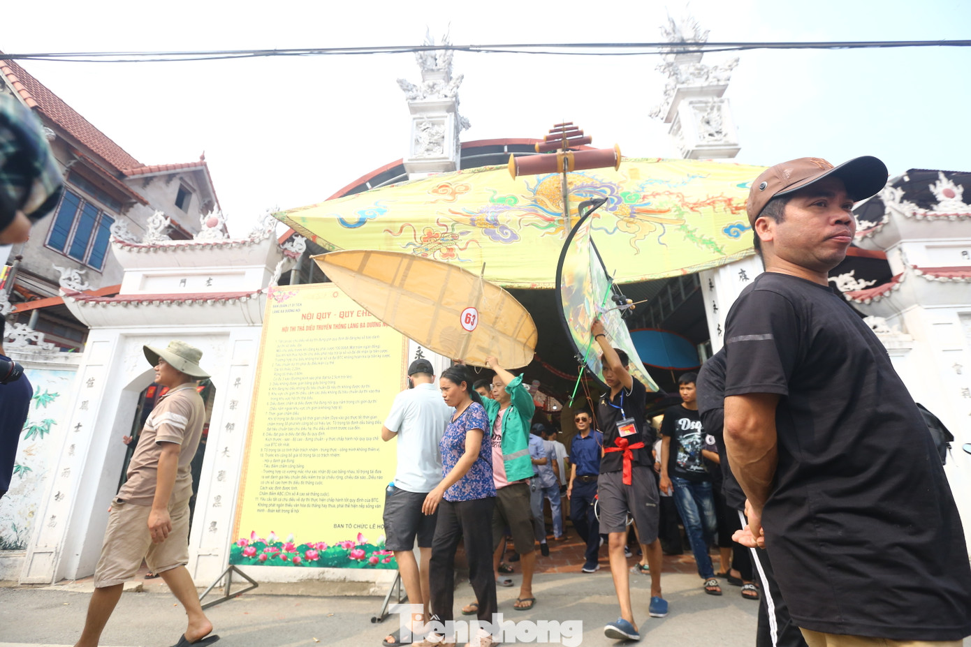 Sau khi khai mạc, các chủ diều trực tiếp mang diều ra bãi thi.