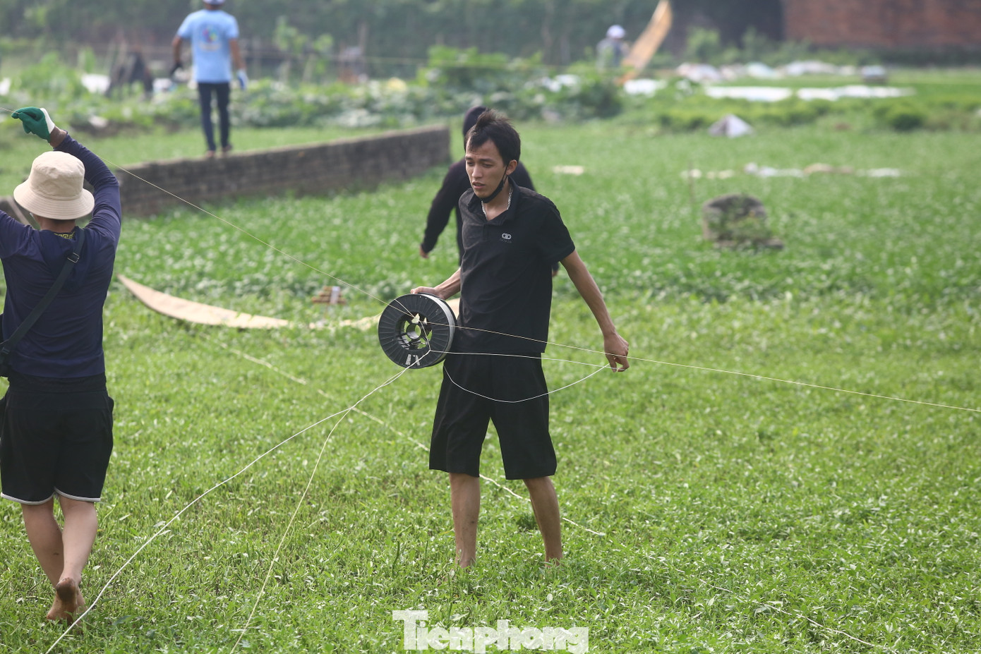 Để diều có thể được bay cao nhất, người dự thi phải lội ruộng, đi ra thật xa để có thể cho diều cất cánh được cao.