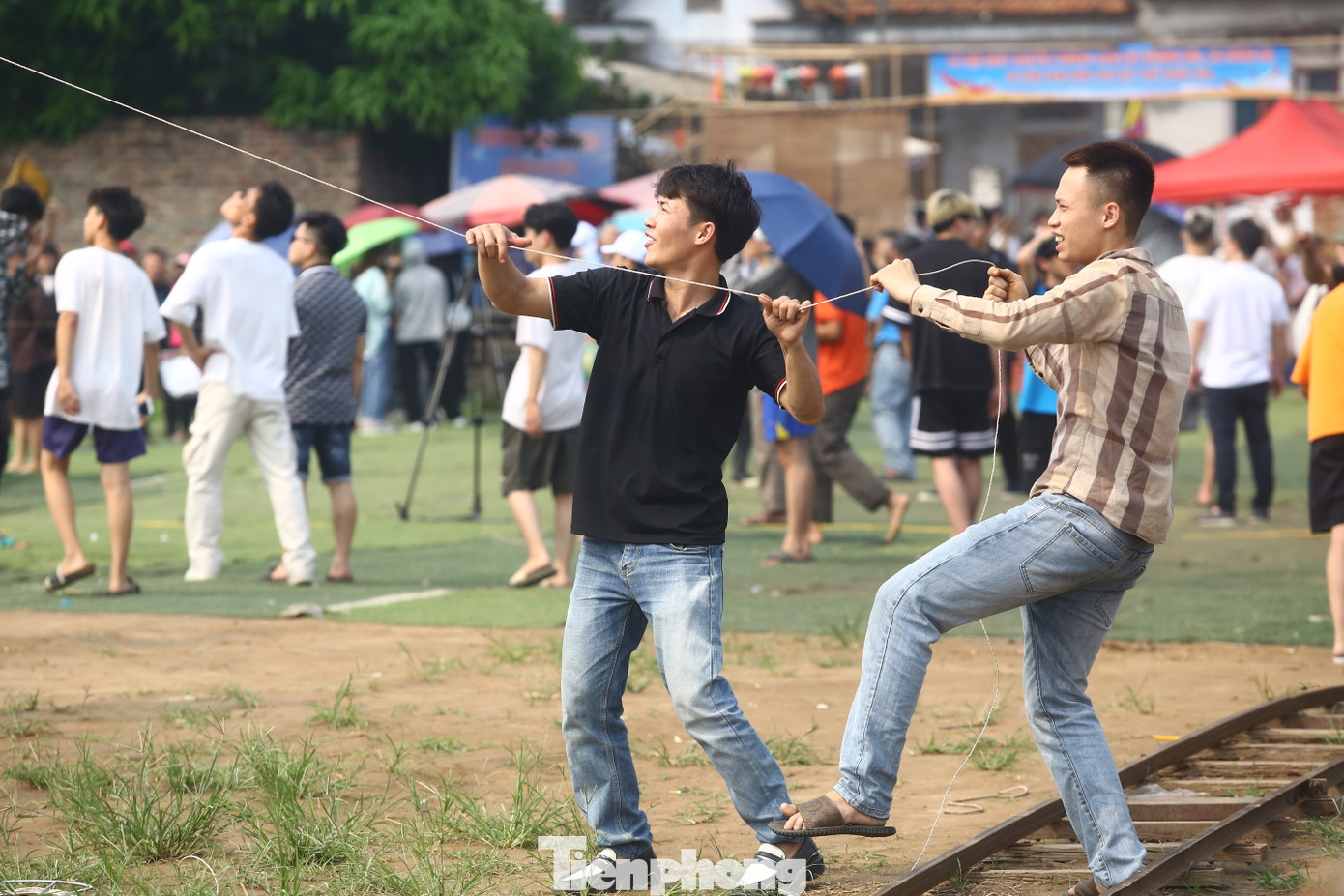 Diều càng lên cao, lực kéo của dây rất mạnh, nhiều thí sinh phải dùng găng tay để tránh chấn thương, xước tay.