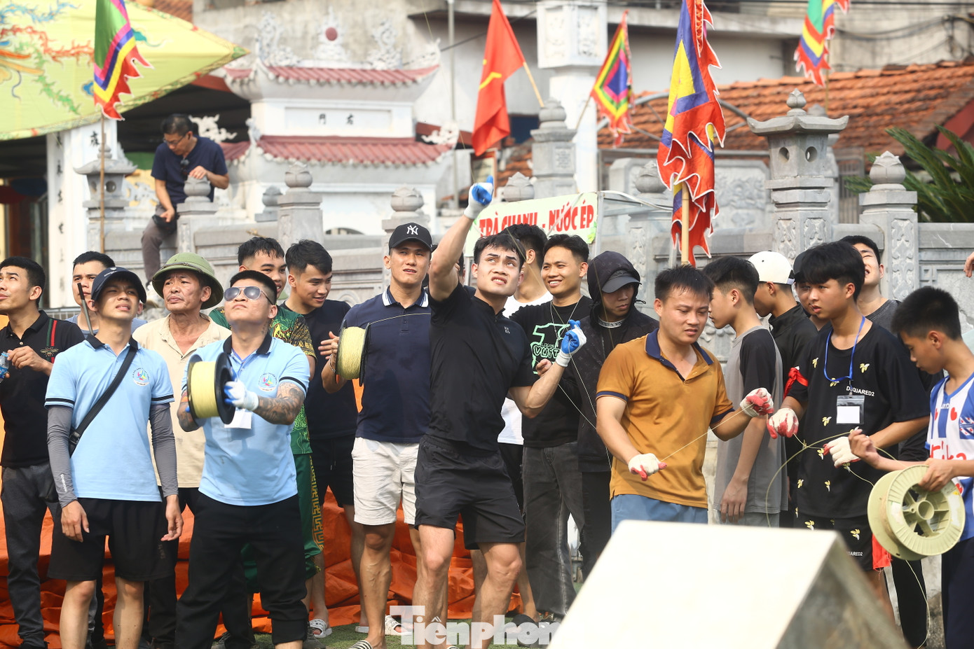 Các thí sinh dùng các "tuyệt chiêu" để có thể đưa diều lên cao nhất, và giữ yên cho diều tại một vị trí.