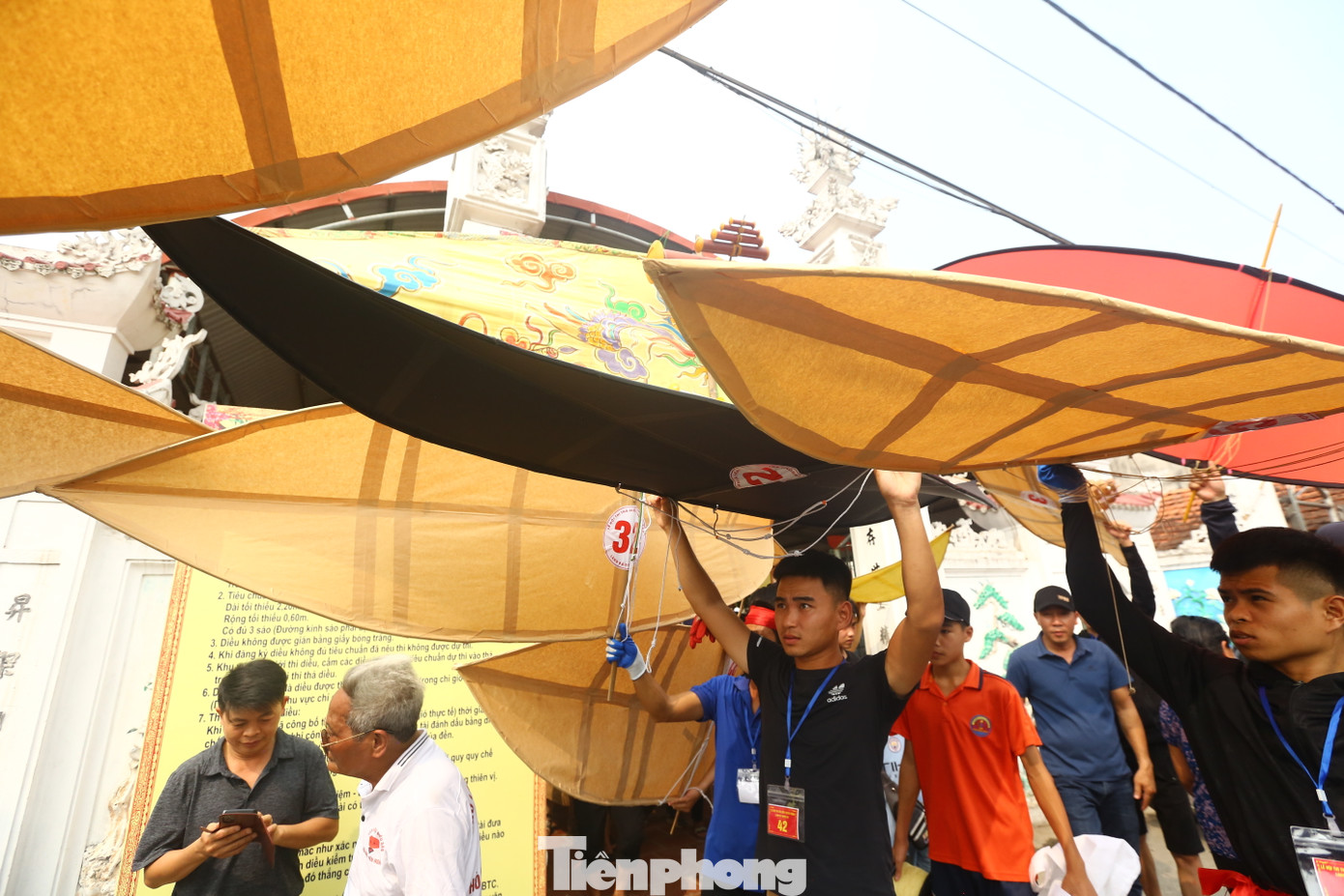 Ai cũng hớn hở đi trước để chọn chỗ vị trí đẹp, không bị vướng các thí sinh khác.