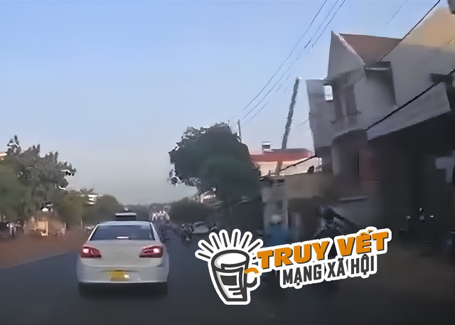 Hình ảnh thanh sắt rơi từ trên cao xuống trúng người đi đường