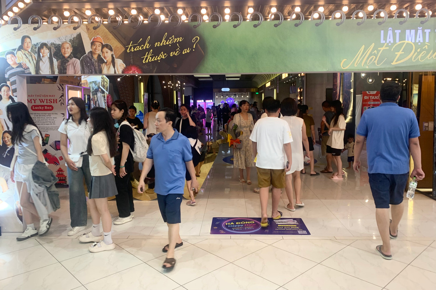 Khu vực rạp chiếu phim tấp nập người qua lại trong kỳ nghỉ lễ.