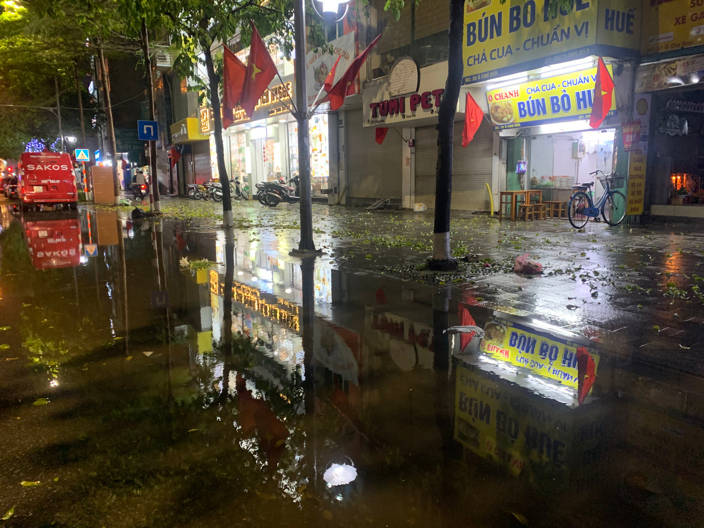 Nước ngập úng trên phố Ô Chợ Dừa.