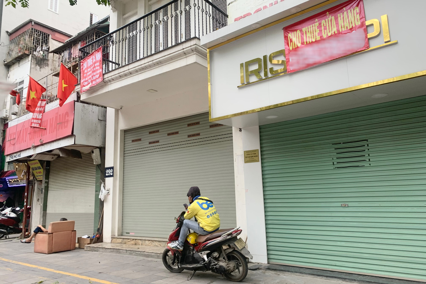 Ba mặt bằng liên tiếp với mặt tiền rộng trên phố Huế đồng loạt đóng cửa, treo biển "cho thuê cửa hàng" Ba mặt bằng liên tiếp với mặt tiền rộng trên phố Huế đồng loạt đóng cửa, treo biển "cho thuê cửa hàng"