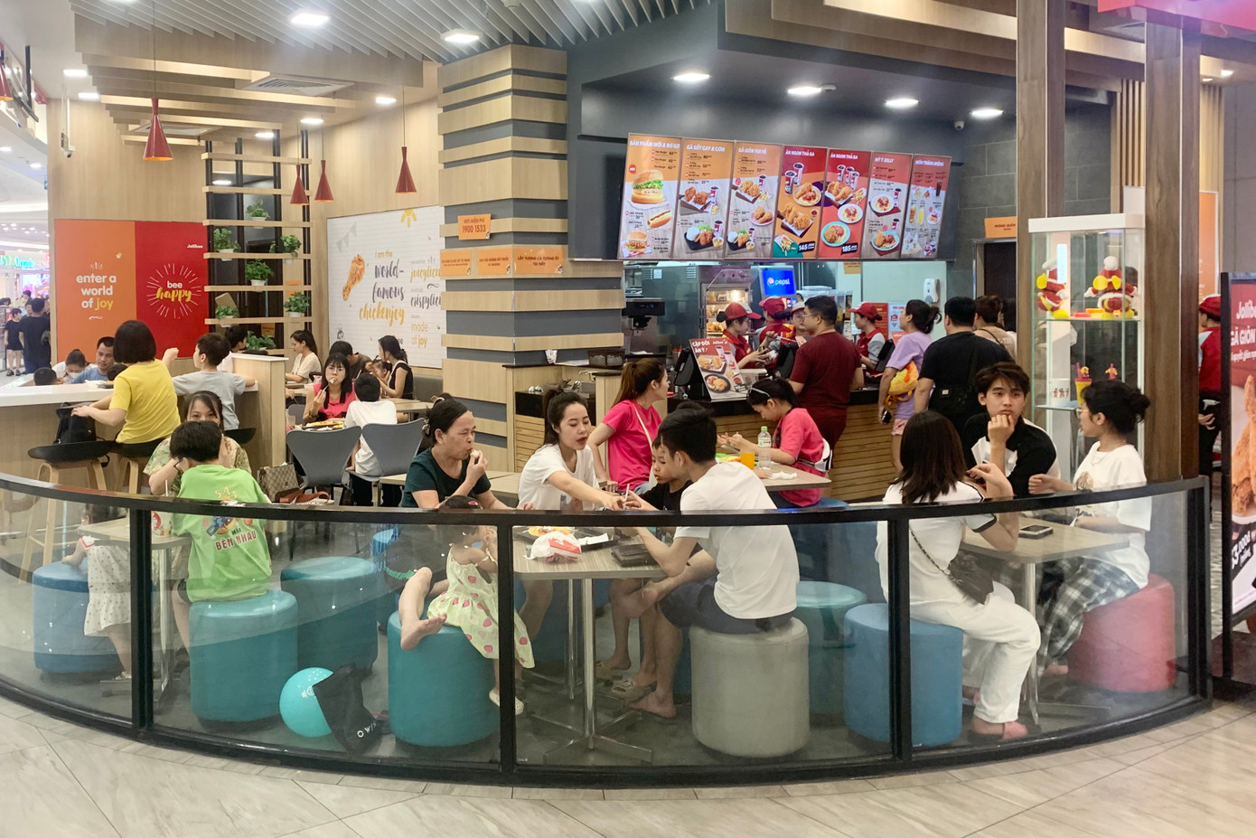 Lượng khách đổ về ngày càng đông đặc biệt vào buổi trưa và đầu giờ chiều.