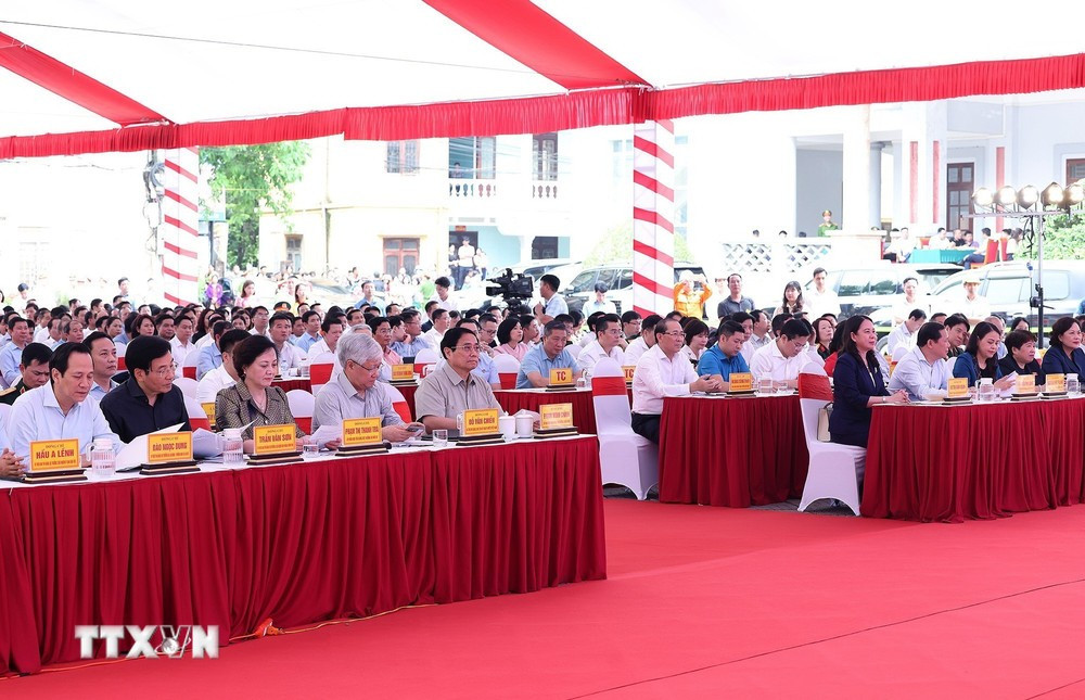 Thủ tướng Phạm Minh Chính, Quyền Chủ tịch nước Võ Thị Ánh Xuân và các đại biểu dự Lễ phát động Phong trào thi đua “Xóa nhà tạm, nhà dột nát”. (Ảnh: Dương Giang/TTXVN)