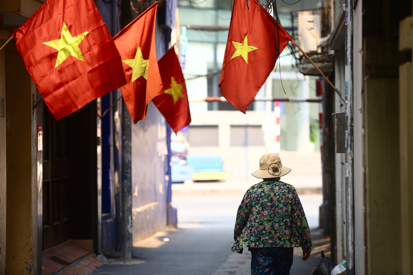 Cờ đỏ xuất hiện trong từng ngóc ngách của phố phường Thủ đô.