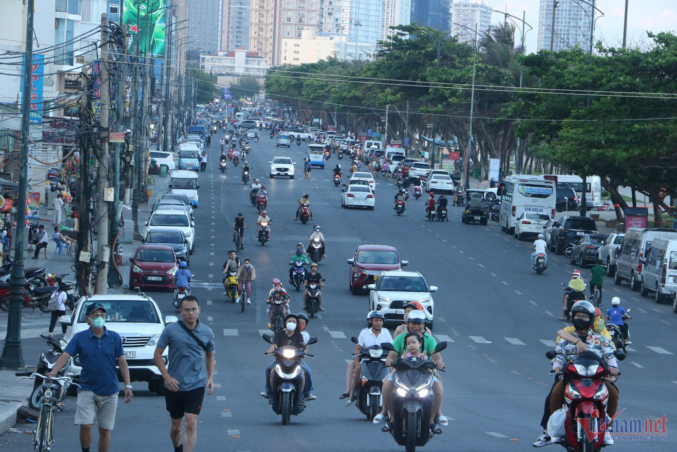 Dọc tuyến đường Thuỳ Vân giáp biển, lượng phương tiện di chuyển qua lại khá tấp nập. Ảnh: Q.H