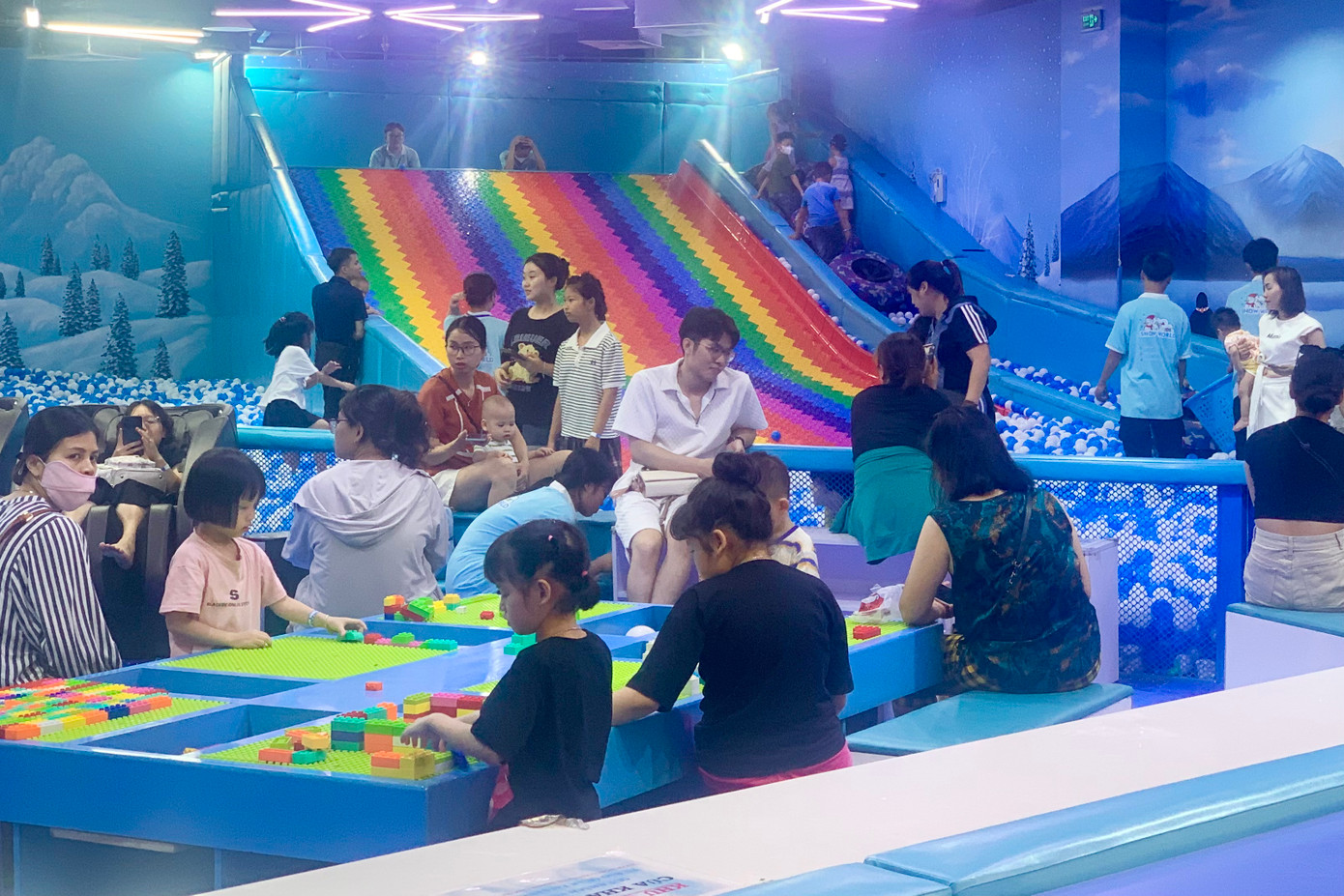 Khu vui chơi đông đúc, xếp hàng để đến lượt.