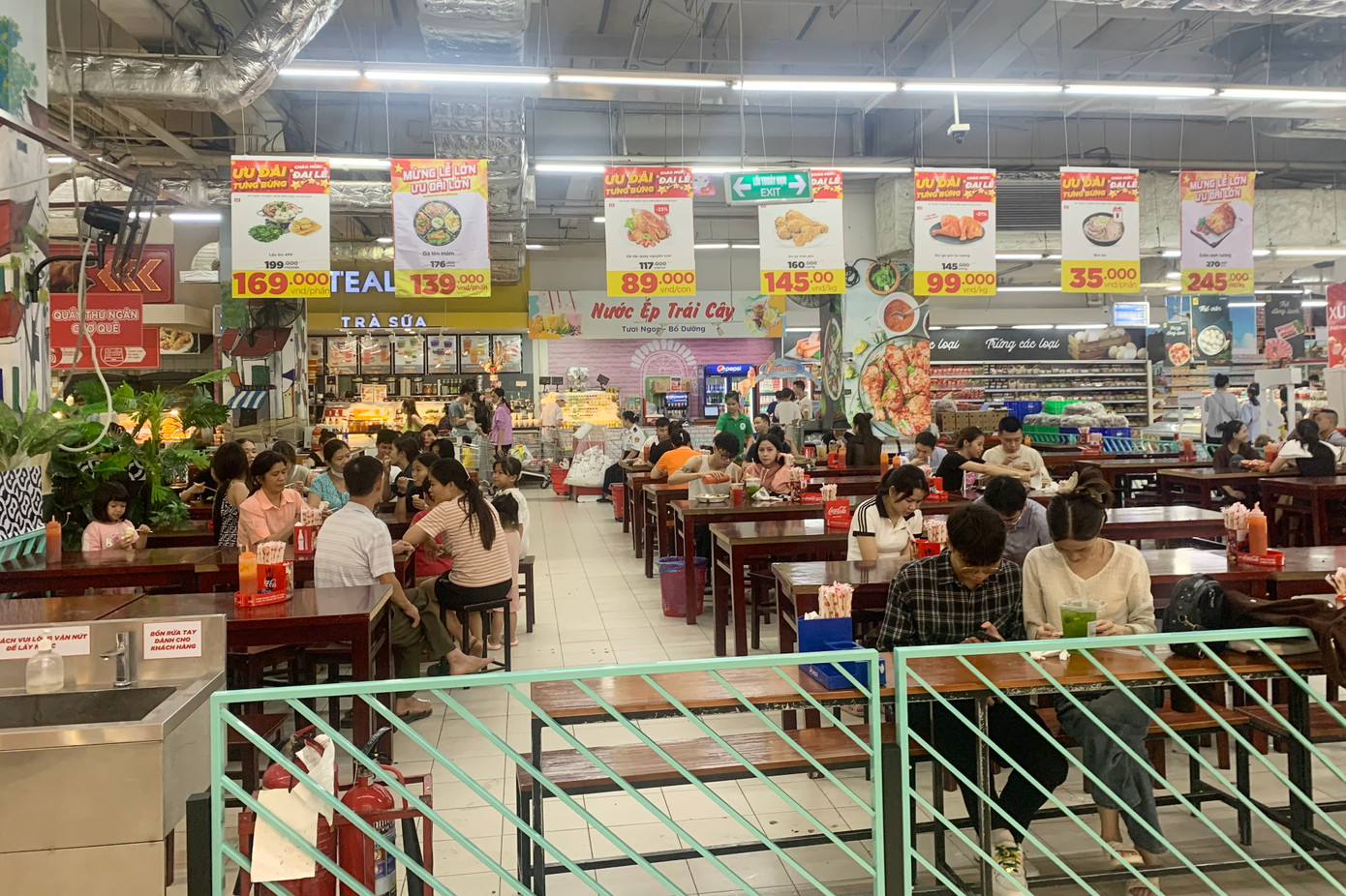 Các quầy ăn trong siêu thị chật ních người.