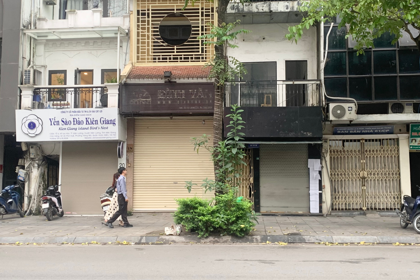 Một cửa hàng đã đóng cửa, bỏ mặt bằng, bảng hiệu cửa hàng đã có dấu hiệu xuống cấp. Một cửa hàng đã đóng cửa, bỏ mặt bằng, bảng hiệu cửa hàng đã có dấu hiệu xuống cấp.