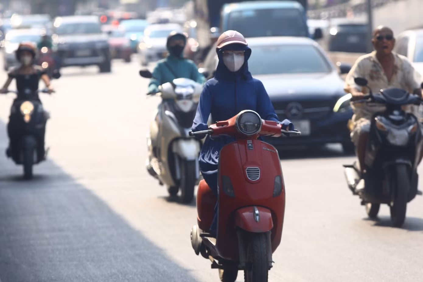 Nắng nóng như đổ lửa với nhiệt độ khoảng 40 độ C. Ảnh: Duy Phạm