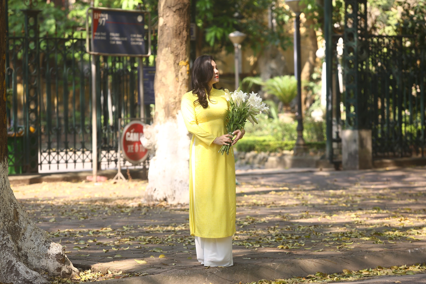 Lác đác vài "bóng hồng" thả dáng trên con phố trước thời tiết lên đến 40 độ C.