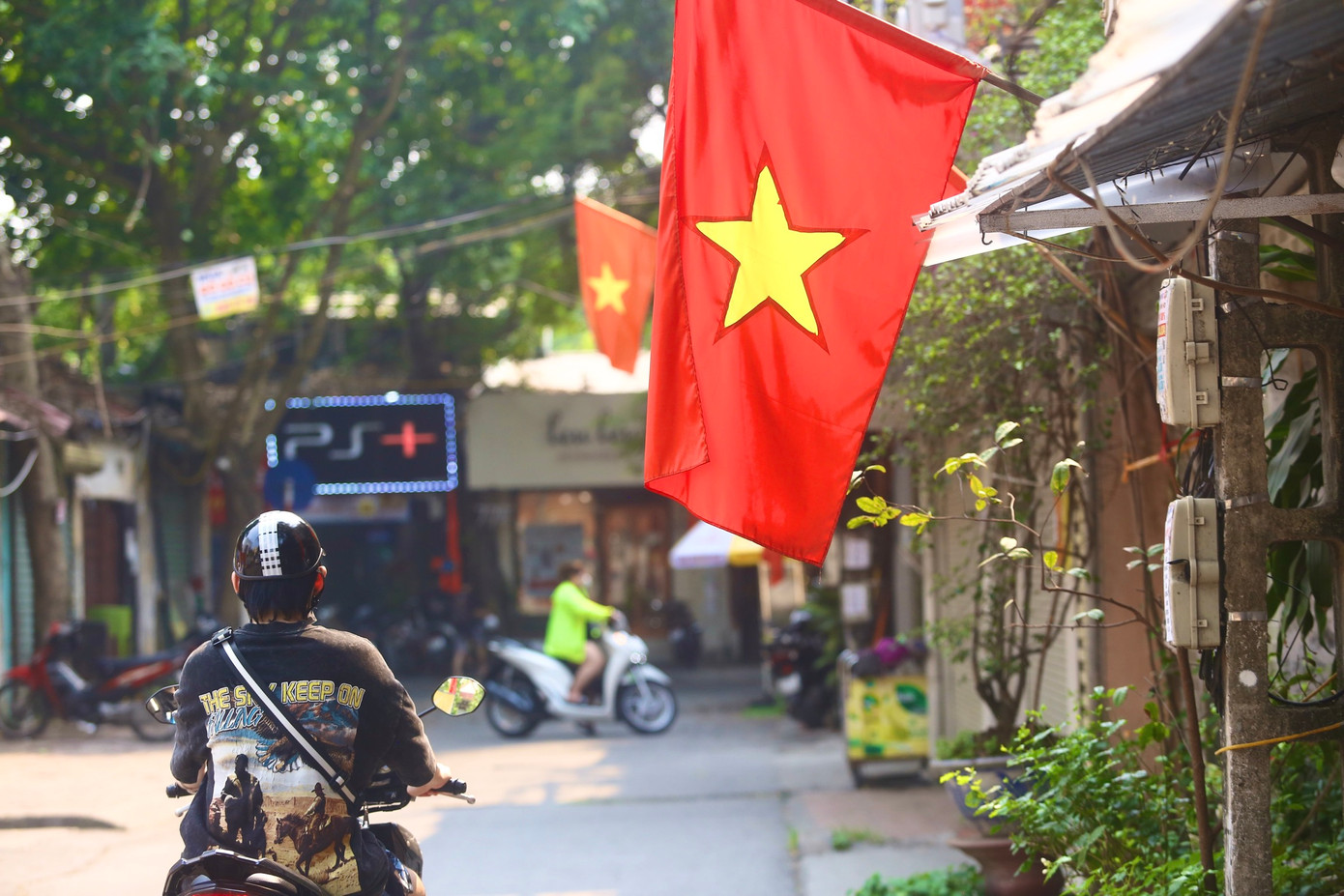 Ngõ nhỏ phố Đặng Văn Ngữ rực rỡ màu cờ.