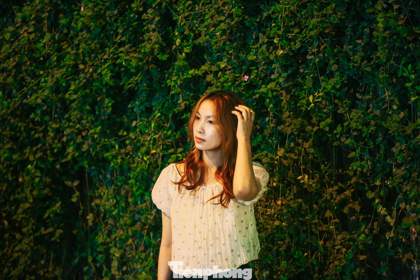 Nhiều "bóng hồng" xúng xính, khoe sắc trên con đường hoa lúc nửa đêm.