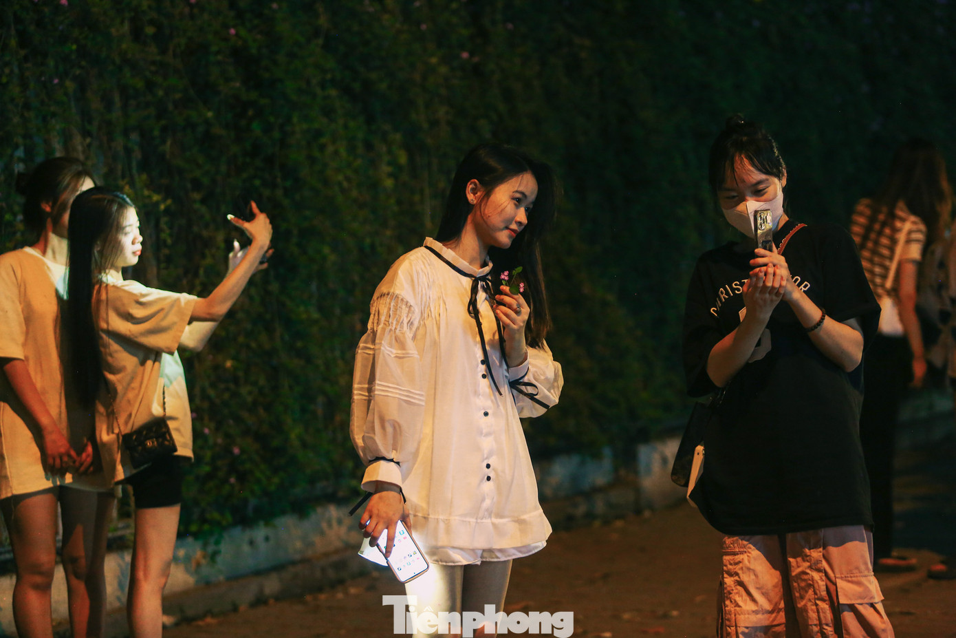 Nhiều người dân, đặc biệt các bạn trẻ còn đầu tư trang phục, trang điểm nhằm tạo ra những bộ hình đẹp, ấn tượng nhất. Họ sẵn sàng dành cả buổi tối, thậm chí đến đêm để chụp ảnh ở đây.