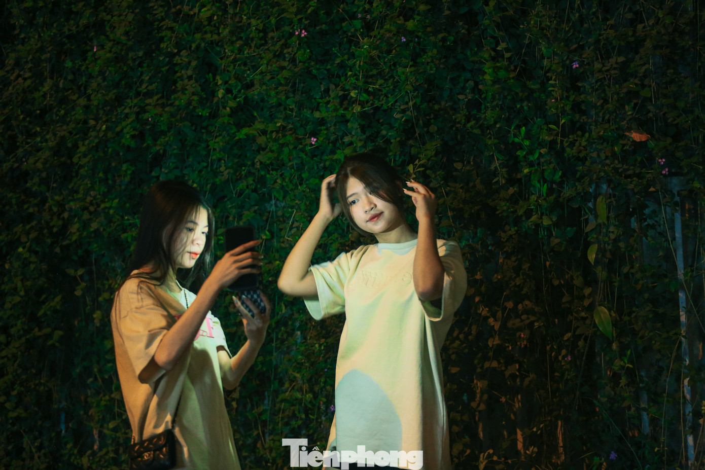 Nhiều người dân, đặc biệt các bạn trẻ còn đầu tư trang phục, trang điểm nhằm tạo ra những bộ hình đẹp, ấn tượng nhất. Họ sẵn sàng dành cả buổi tối, thậm chí đến đêm để chụp ảnh ở đây.