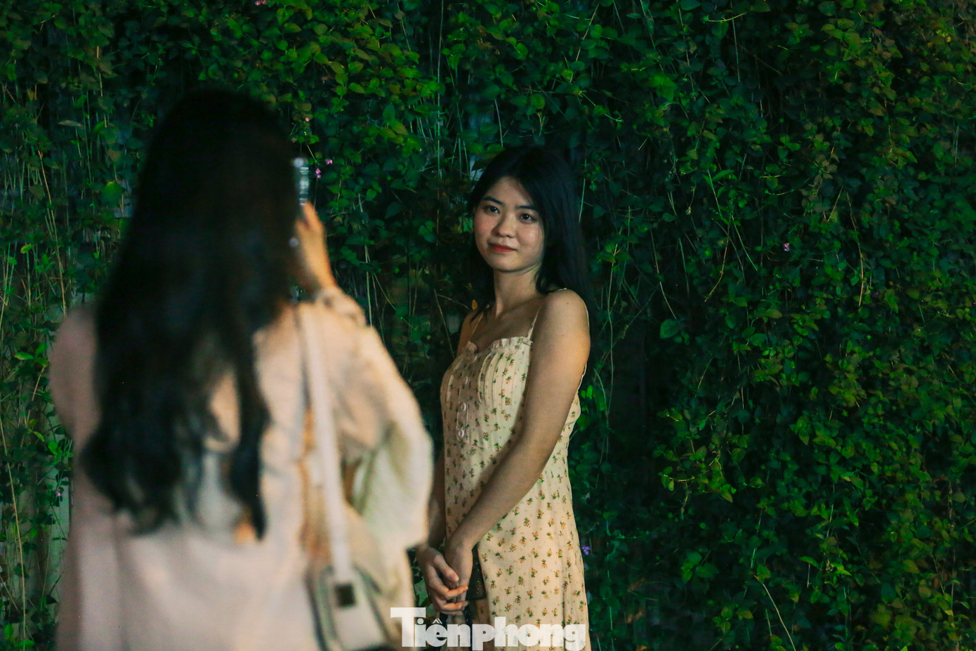 Nhiều người dân, đặc biệt các bạn trẻ còn đầu tư trang phục, trang điểm nhằm tạo ra những bộ hình đẹp, ấn tượng nhất. Họ sẵn sàng dành cả buổi tối, thậm chí đến đêm để chụp ảnh ở đây.