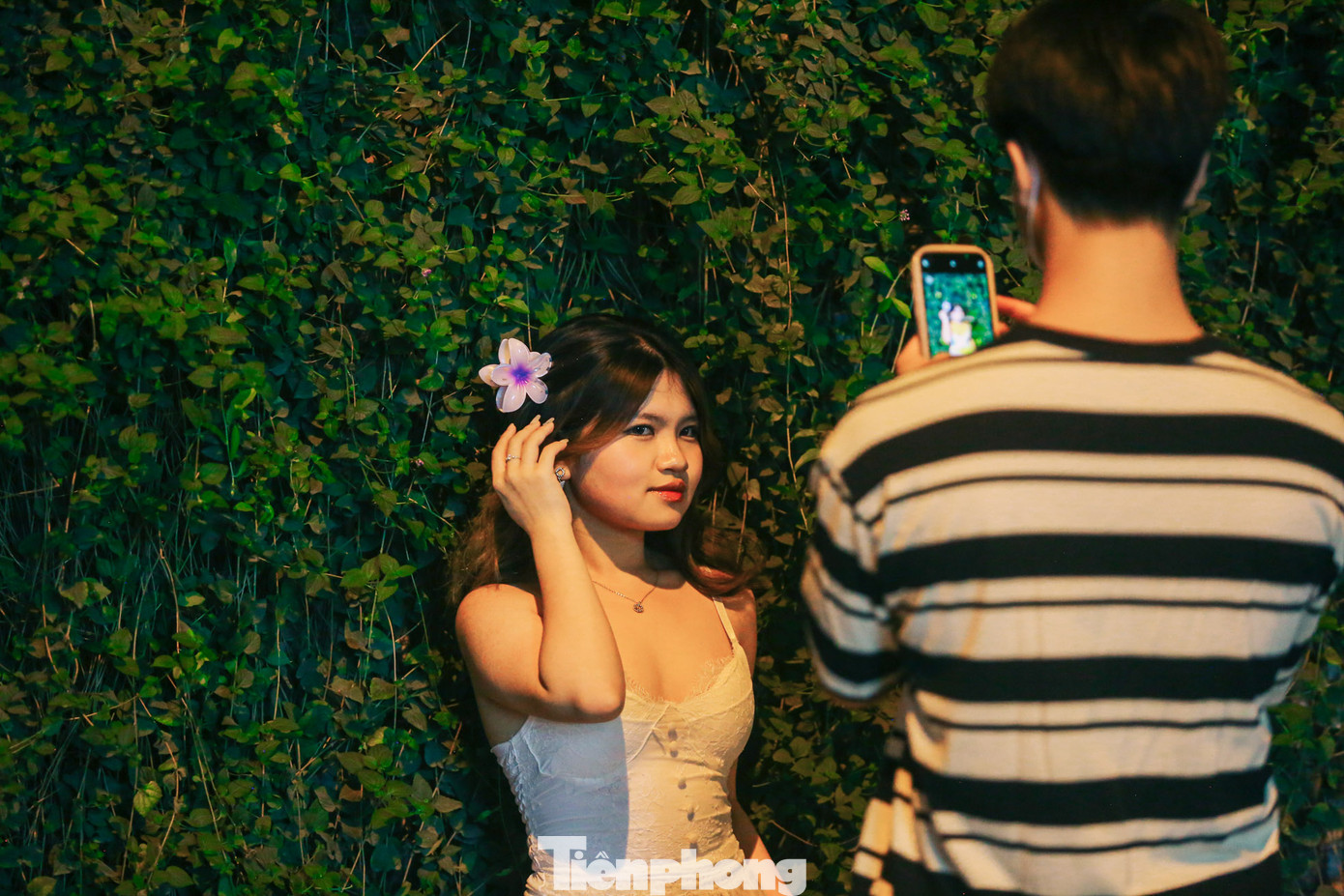 Nhiều người dân, đặc biệt các bạn trẻ còn đầu tư trang phục, trang điểm nhằm tạo ra những bộ hình đẹp, ấn tượng nhất. Họ sẵn sàng dành cả buổi tối, thậm chí đến đêm để chụp ảnh ở đây.