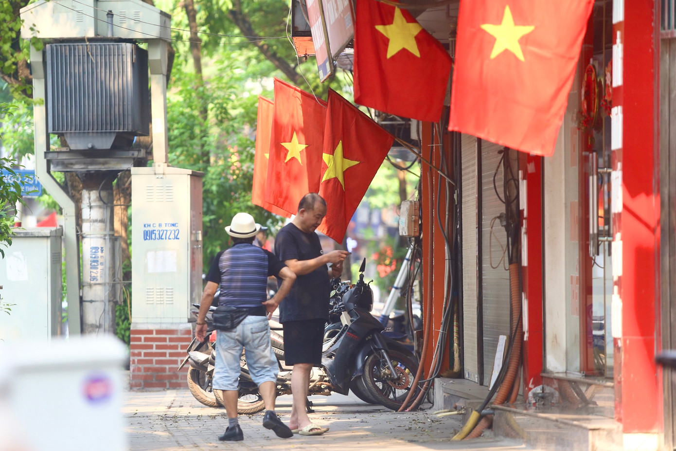 Lá cờ phấp phới khiến lòng người xôn xao.