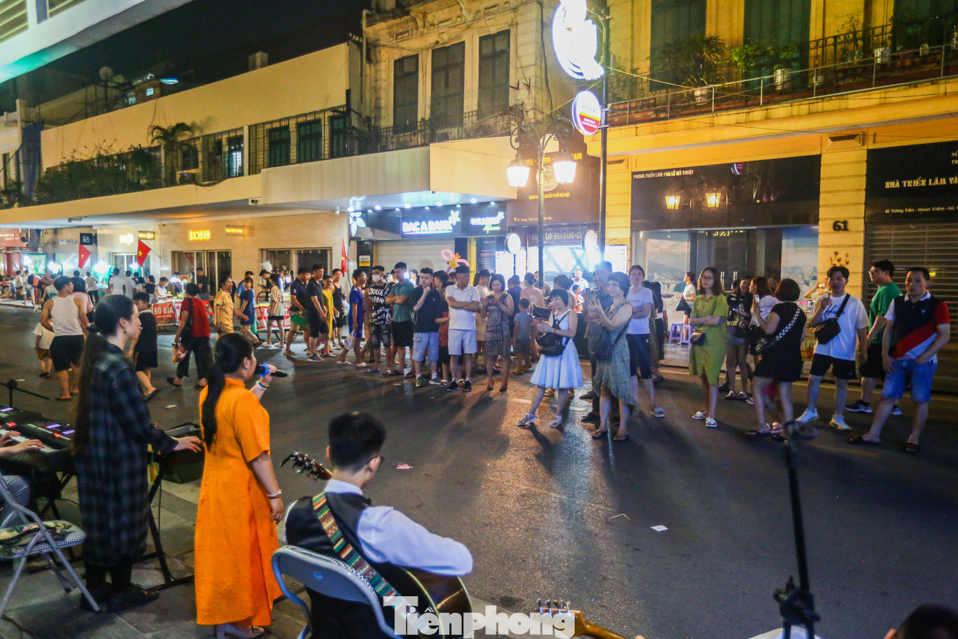 Các hoạt động ca nhạc, nhảy ở khu vực phố đi bộ hồ Gươm đều thu hút được đông người dân và du khách đứng lại xem. Các hoạt động ca nhạc, nhảy ở khu vực phố đi bộ hồ Gươm đều thu hút được đông người dân và du khách đứng lại xem.