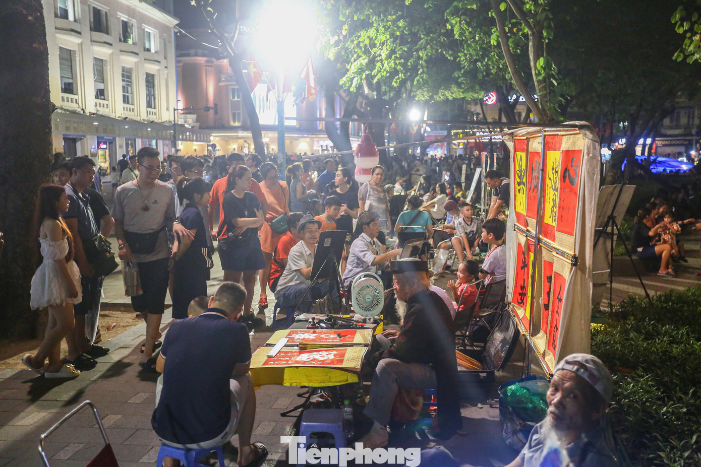 Khu vực dịch vụ vẽ tranh chân dung thu hút đông khách. Khu vực dịch vụ vẽ tranh chân dung thu hút đông khách.