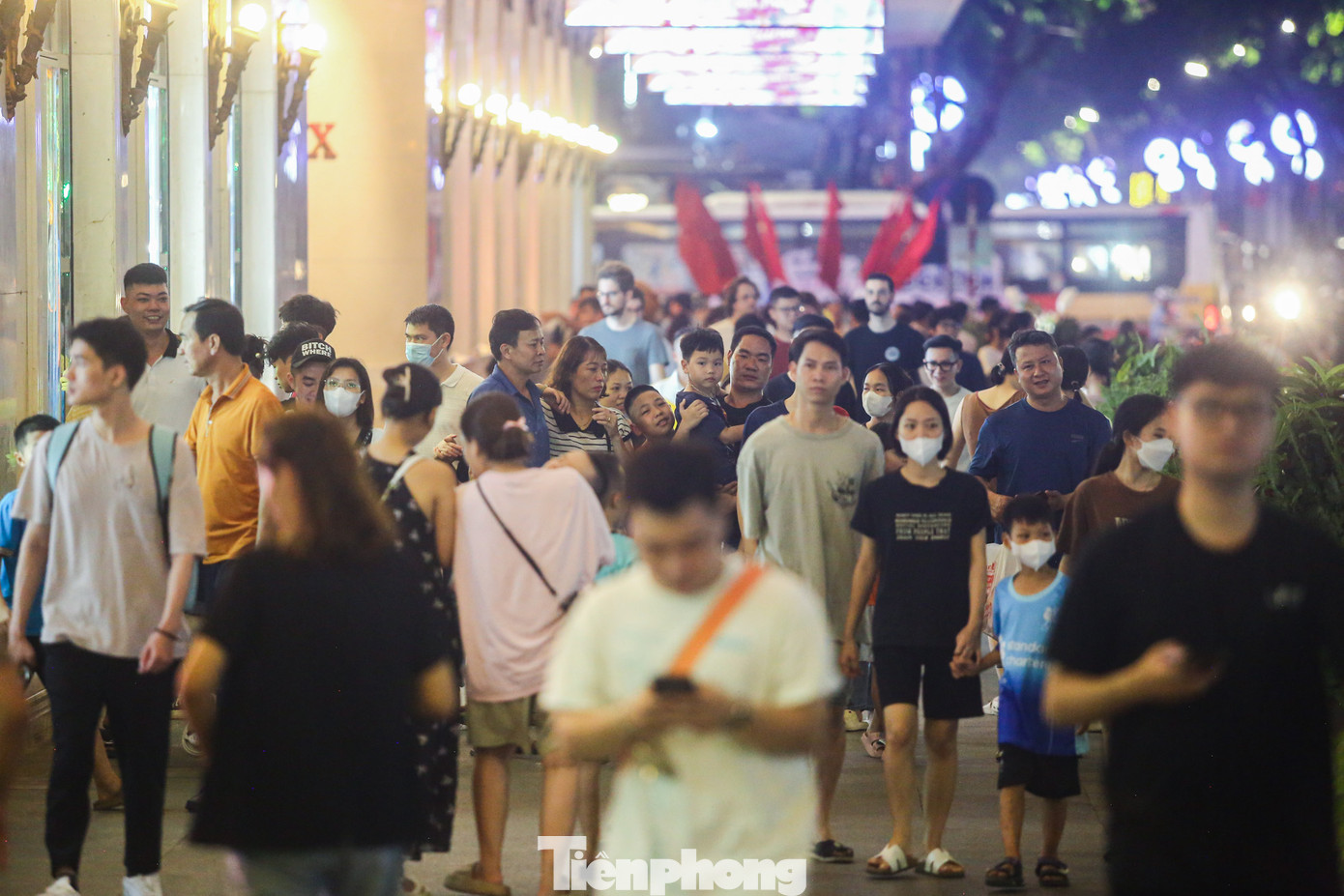 Phố Hàng Bài, đoạn vào khu vực phố đi bộ đông đúc. Phố Hàng Bài, đoạn vào khu vực phố đi bộ đông đúc.