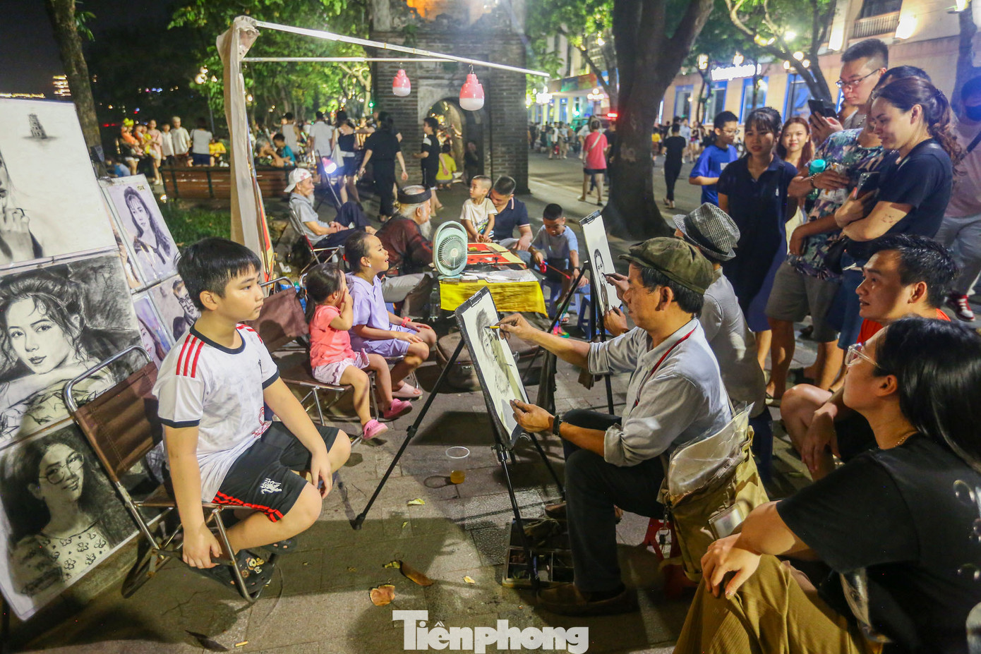 Khu vực dịch vụ vẽ tranh chân dung thu hút đông khách. Khu vực dịch vụ vẽ tranh chân dung thu hút đông khách.