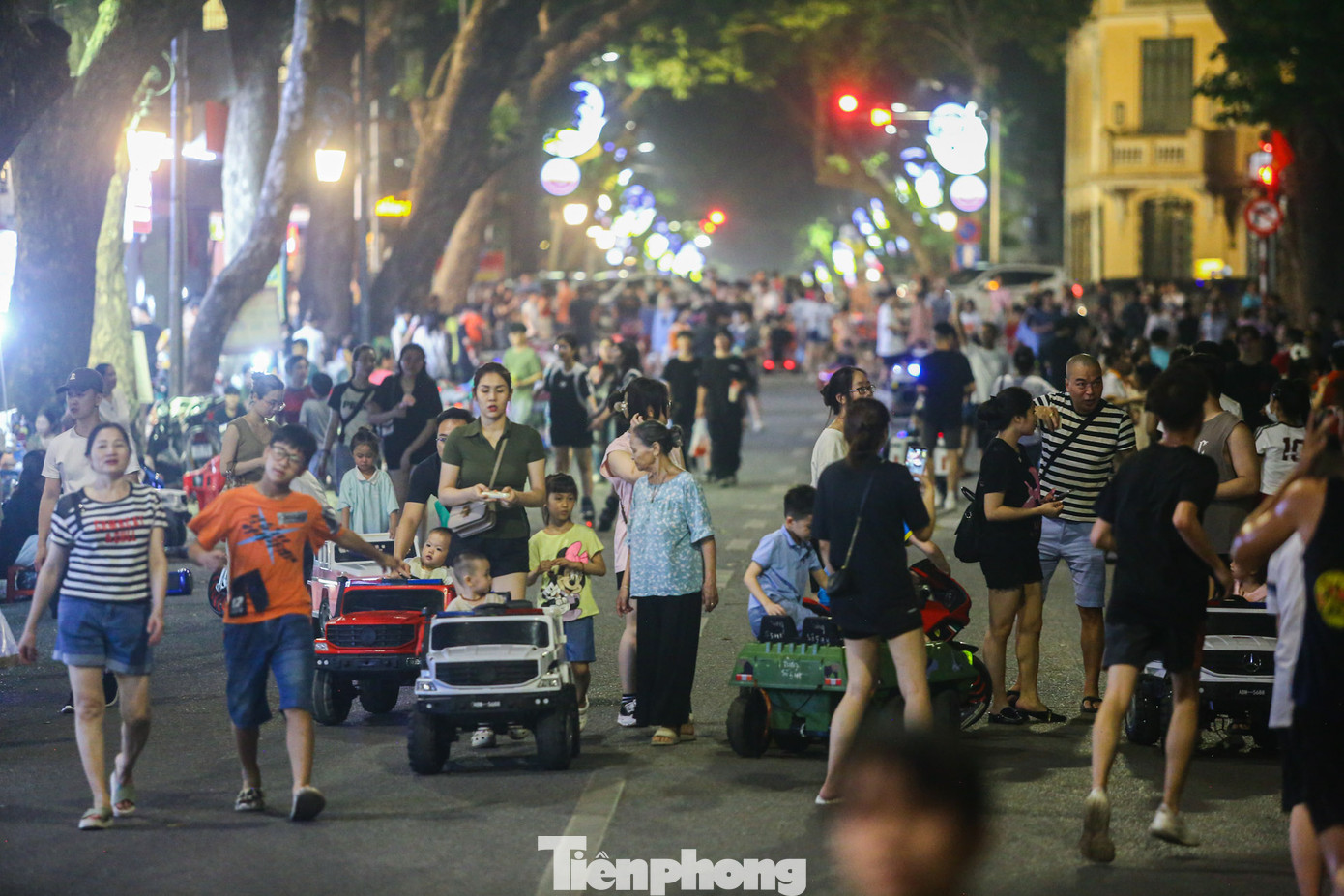 Phố Hàng Khay đông nghịt, đặc biệt là trẻ em. Phố Hàng Khay đông nghịt, đặc biệt là trẻ em.