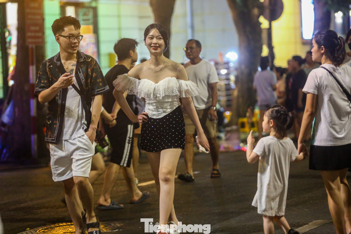 Do thời tiết nắng nóng, nhiệt độ lên đến 40 độ C nên nhiều người dân và du khách chọn ở lại Hà Nội trong kỳ nghỉ lễ 30/4-1/5. "Gia đình chúng tôi có kế hoạch đi Hòa Bình, tuy nhiên do thời tiết nắng nóng, nhà còn có con nhỏ nên quyết định ở lại Hà Nội. Buổi tối mát trời thì tôi cho các cháu lên đây để tận hưởng không khí ngày lễ", anh Hiệp (Ba Đình, Hà Nội) chia sẻ. Do thời tiết nắng nóng, nhiệt độ lên đến 40 độ C nên nhiều người dân và du khách chọn ở lại Hà Nội trong kỳ nghỉ lễ 30/4-1/5. "Gia đình chúng tôi có kế hoạch đi Hòa Bình, tuy nhiên do thời tiết nắng nóng, nhà còn có con nhỏ nên quyết định ở lại Hà Nội. Buổi tối mát trời thì tôi cho các cháu lên đây để tận hưởng không khí ngày lễ", anh Hiệp (Ba Đình, Hà Nội) chia sẻ.