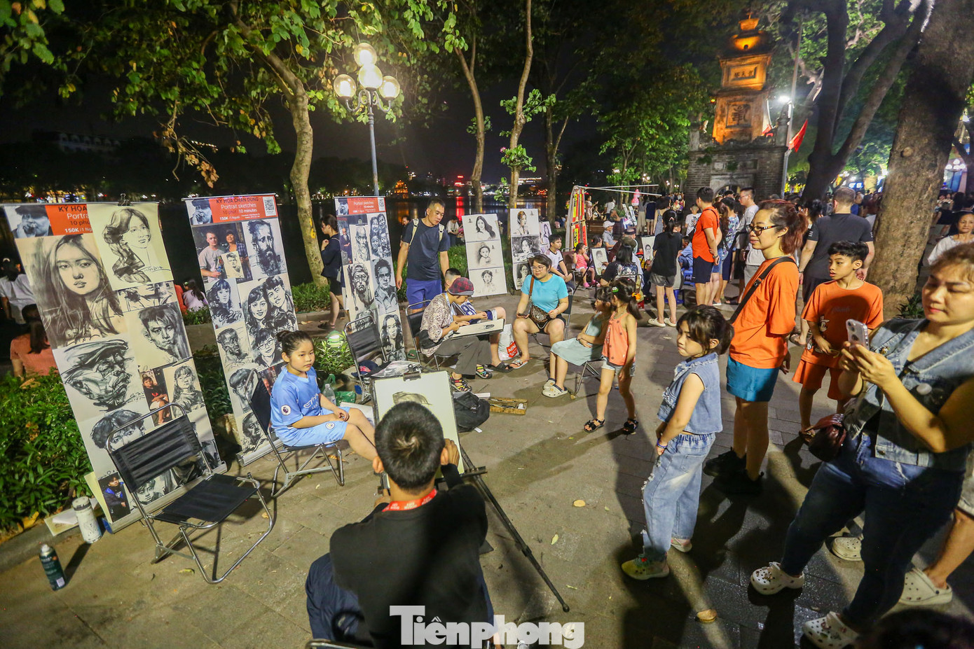 Khu vực dịch vụ vẽ tranh chân dung thu hút đông khách. Khu vực dịch vụ vẽ tranh chân dung thu hút đông khách.