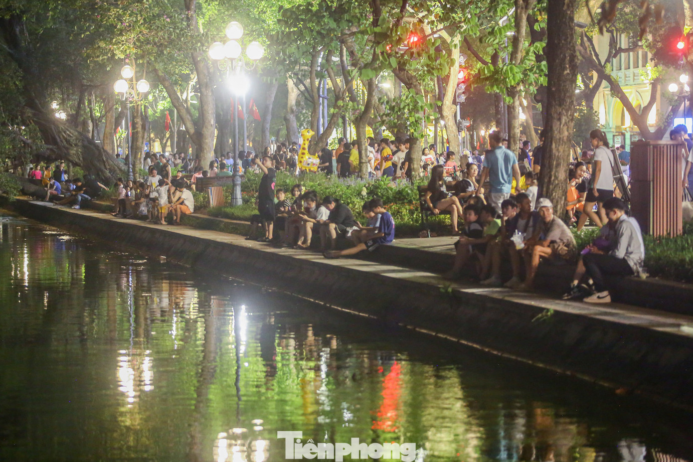 Thời tiết vào chiều tối mát rượi, nhiệt độ chỉ khoảng 30 độ C,nên nhiều người quyết định lên phố đi bộ để "hóng gió". Khu vực bờ kè mới chật ních người ngồi. Thời tiết vào chiều tối mát rượi, nhiệt độ chỉ khoảng 30 độ C,nên nhiều người quyết định lên phố đi bộ để "hóng gió". Khu vực bờ kè mới chật ních người ngồi.