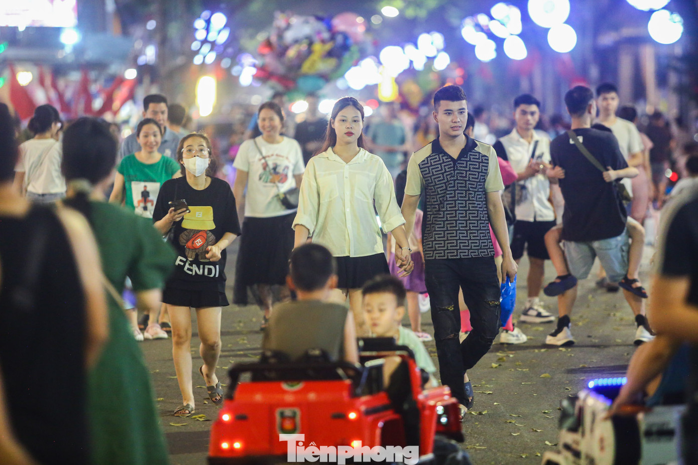 Theo thông báo của UBND quận Hoàn Kiếm, hoạt động các không gian đi bộ trên địa bàn trong dịp nghỉ lễ 30/4 và 1/5 được kéo dài từ ngày 26/4 đến hết ngày 1/5, xuyên suốt 6 ngày, bắt đầu từ 19h ngày 26/4 đến 24h ngày 1/5. Các tuyến phố đi bộ khu vực phố cổ sẽ từ 19h-24h các ngày từ thứ sáu đến thứ tư (tức từ ngày 26-4 đến hết ngày 1-5). Theo thông báo của UBND quận Hoàn Kiếm, hoạt động các không gian đi bộ trên địa bàn trong dịp nghỉ lễ 30/4 và 1/5 được kéo dài từ ngày 26/4 đến hết ngày 1/5, xuyên suốt 6 ngày, bắt đầu từ 19h ngày 26/4 đến 24h ngày 1/5. Các tuyến phố đi bộ khu vực phố cổ sẽ từ 19h-24h các ngày từ thứ sáu đến thứ tư (tức từ ngày 26-4 đến hết ngày 1-5).