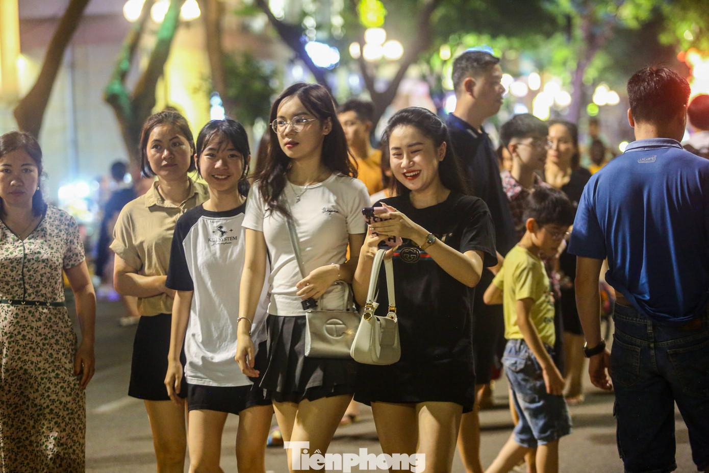 Do thời tiết nắng nóng, nhiệt độ lên đến 40 độ C nên nhiều người dân và du khách chọn ở lại Hà Nội trong kỳ nghỉ lễ 30/4-1/5. "Gia đình chúng tôi có kế hoạch đi Hòa Bình, tuy nhiên do thời tiết nắng nóng, nhà còn có con nhỏ nên quyết định ở lại Hà Nội. Buổi tối mát trời thì tôi cho các cháu lên đây để tận hưởng không khí ngày lễ", anh Hiệp (Ba Đình, Hà Nội) chia sẻ. Do thời tiết nắng nóng, nhiệt độ lên đến 40 độ C nên nhiều người dân và du khách chọn ở lại Hà Nội trong kỳ nghỉ lễ 30/4-1/5. "Gia đình chúng tôi có kế hoạch đi Hòa Bình, tuy nhiên do thời tiết nắng nóng, nhà còn có con nhỏ nên quyết định ở lại Hà Nội. Buổi tối mát trời thì tôi cho các cháu lên đây để tận hưởng không khí ngày lễ", anh Hiệp (Ba Đình, Hà Nội) chia sẻ.