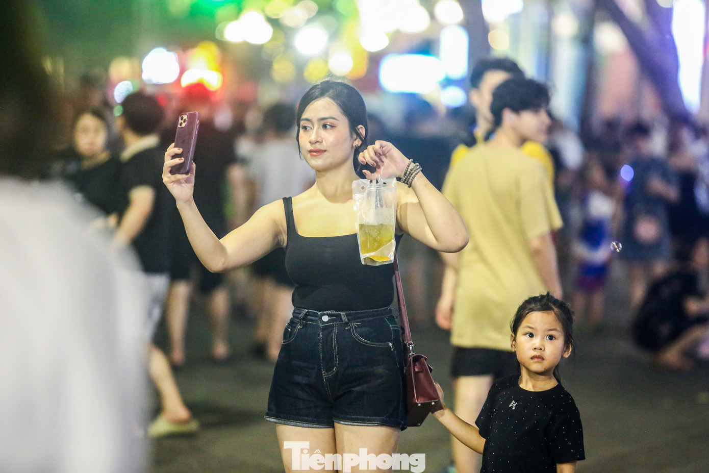 Theo thông báo của UBND quận Hoàn Kiếm, hoạt động các không gian đi bộ trên địa bàn trong dịp nghỉ lễ 30/4 và 1/5 được kéo dài từ ngày 26/4 đến hết ngày 1/5, xuyên suốt 6 ngày, bắt đầu từ 19h ngày 26/4 đến 24h ngày 1/5. Các tuyến phố đi bộ khu vực phố cổ sẽ từ 19h-24h các ngày từ thứ sáu đến thứ tư (tức từ ngày 26-4 đến hết ngày 1-5). Theo thông báo của UBND quận Hoàn Kiếm, hoạt động các không gian đi bộ trên địa bàn trong dịp nghỉ lễ 30/4 và 1/5 được kéo dài từ ngày 26/4 đến hết ngày 1/5, xuyên suốt 6 ngày, bắt đầu từ 19h ngày 26/4 đến 24h ngày 1/5. Các tuyến phố đi bộ khu vực phố cổ sẽ từ 19h-24h các ngày từ thứ sáu đến thứ tư (tức từ ngày 26-4 đến hết ngày 1-5).