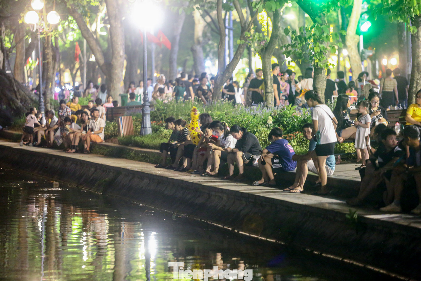 Thời tiết vào chiều tối mát rượi, nhiệt độ chỉ khoảng 30 độ C,nên nhiều người quyết định lên phố đi bộ để "hóng gió". Khu vực bờ kè mới chật ních người ngồi. Thời tiết vào chiều tối mát rượi, nhiệt độ chỉ khoảng 30 độ C,nên nhiều người quyết định lên phố đi bộ để "hóng gió". Khu vực bờ kè mới chật ních người ngồi.